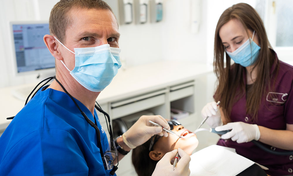 Parodontitisbehandlung in Innsbruck von Dr. Dr. Wiesner. 