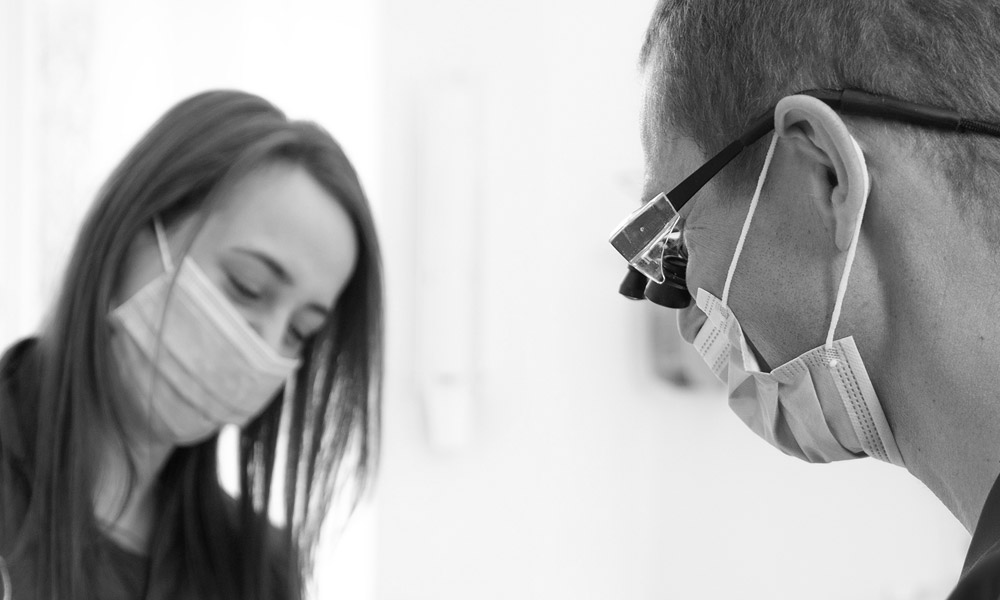 Dr. Dr. Günter Wiesner, Zahnarzt in Innsbruck, bei einer Behandlung.