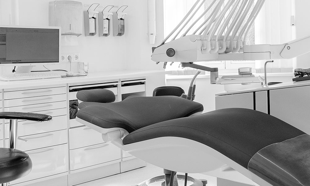 Behandlungszimmer für Oralchirurgie in Innsbruck.