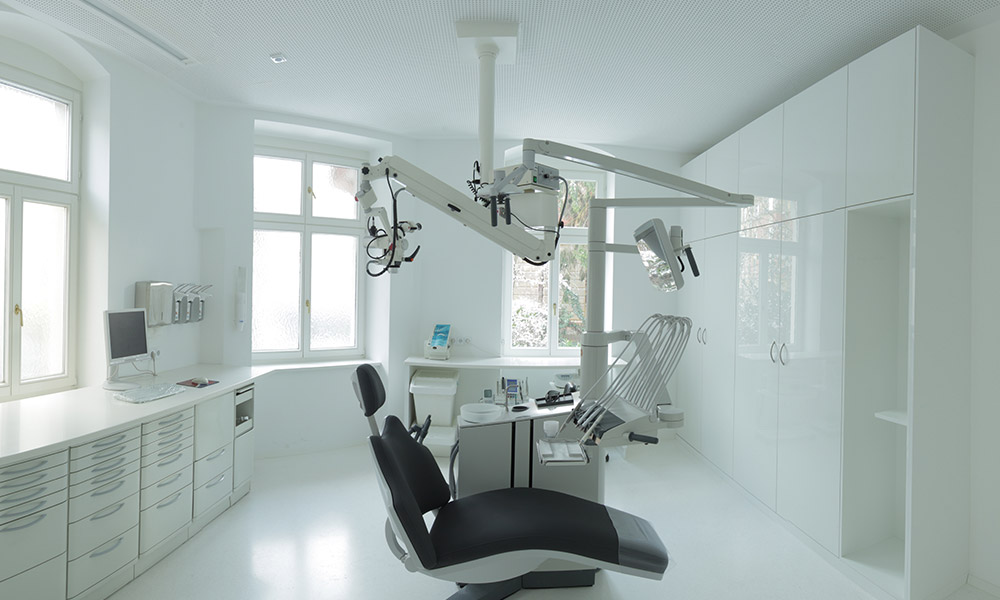 Ein modernes und helles Behandlungszimmer in der Zahnarztpraxis von Dr. Wiesner in Innsbruck. 